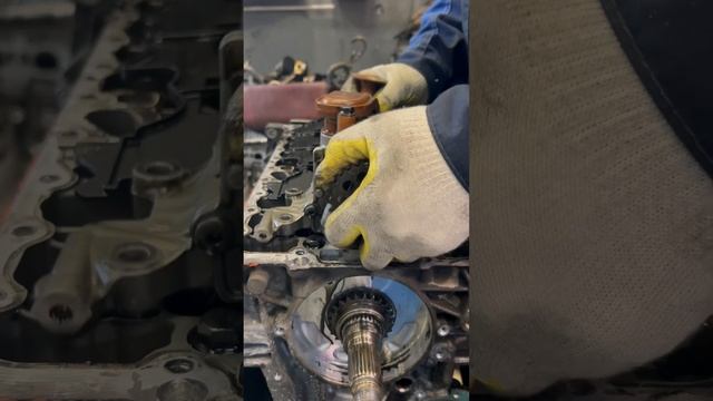 Демонтаж поршневой группы дизельного мотора Вольво часть 2. смотреть онлайн