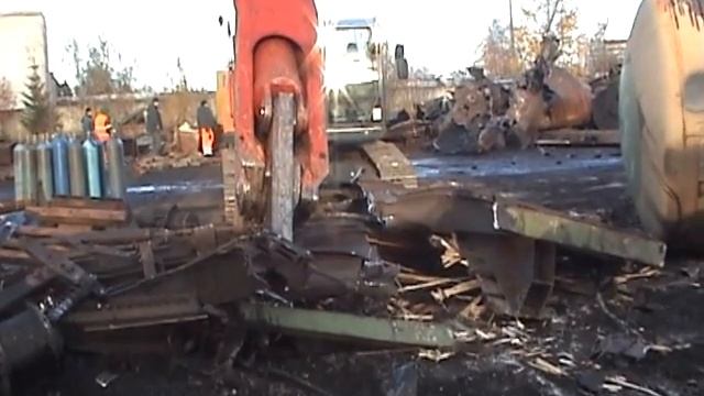Разделка (резка) железнодорожного вагона (цистерна) гидроножницами LaBounty MSD2000R. смотреть онлайн
