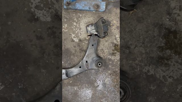 Замена сайлентблоков и шаровой опоры передних рычагов Вольво. смотреть онлайн