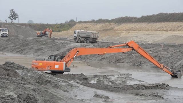 HITACHI ZX250LC-3 SLF18 in the mudd смотреть онлайн