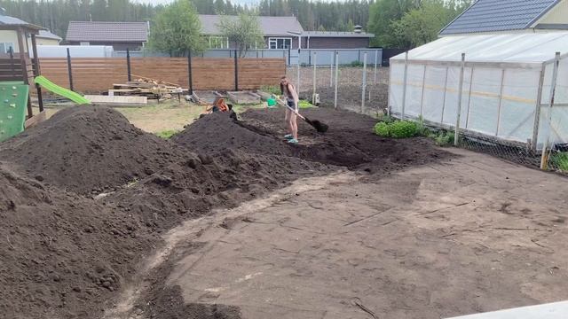 УРА! ПРИВЕЗЛИ ЗЕМЛЮ! ВЫРАВНИВАЕМ УЧАСТОК// ЖАРЮ РЫБУ// ЗАКУПКА ПРОДУКТОВ// СЕЮ СЕМЕНА смотреть онлайн