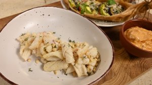 Хрустящий кальмар с соусом спайси и лодочки-рататуй