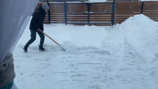 ЗАВАЛИЛО СНЕГОМ//ГУЛЯЕМ В ПАРКЕ//ПОДАРКИ смотреть онлайн