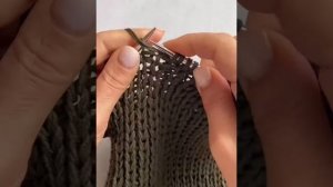 Шапка резинка с вытянутыми петлями спицами