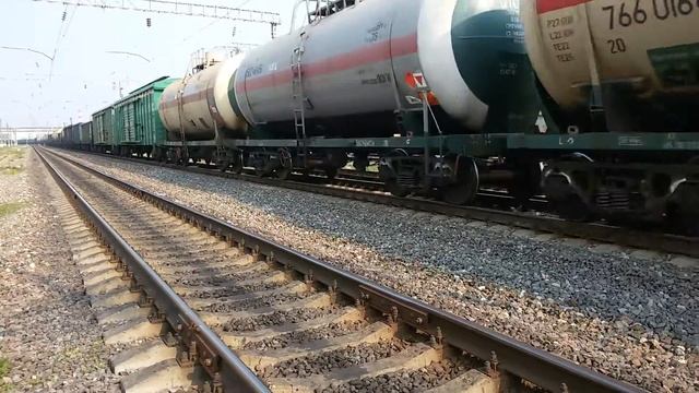 Электровоз БКГ1-004 с грузовым поездом смотреть онлайн