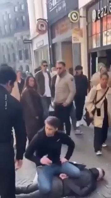 Маньяк, напавший на людей в центре Амстердама с ножом оказался ВСУшником смотреть онлайн