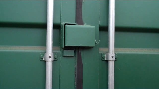 Shipping container locking shroud (cowl) - www.bullmanscontainers.co uk смотреть онлайн