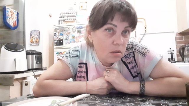 Дочь готовит вкусный ужин а мама жадина, Мукбанг, моя клубника 🍓растёт смотреть онлайн