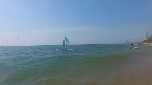 Кайтинг в Паттайи 🌊 🪂 Ёлочка на пляже 🎄 смотреть онлайн