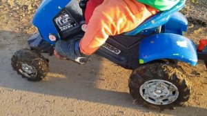 Синий трактор в грязи Малыш моет синий  трактор