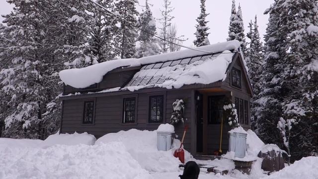 Life in a Tiny House called Fy Nyth - Snow Shoveling смотреть онлайн