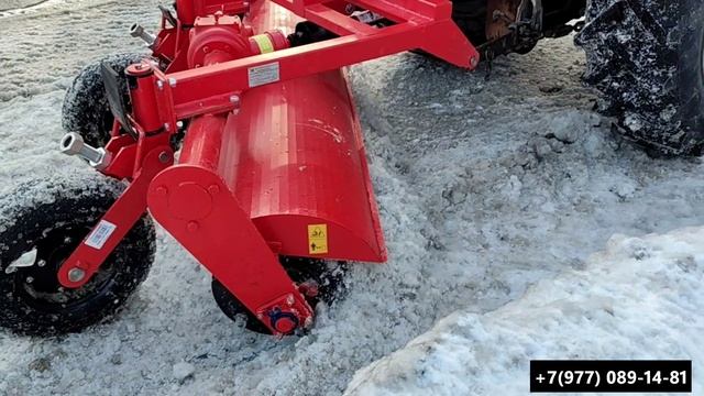 Навесной ледоскалыватель удаляет лед на тротуаре смотреть онлайн