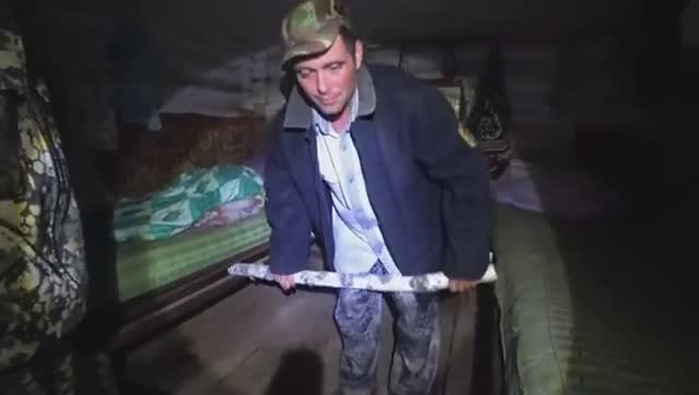 ДОБРАЛИСЬ ДО ХИЖИНЫ ОХОТНИКА И ОБАЛДЕЛИ.НОЧЁВКА В ТАЁЖНОЙ ИЗБЕ ОХОТНИКОВ. НЕПРОЛАЗНАЯ ТАЙГА. смотреть онлайн