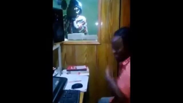 wayne Lonesome Voicing Johny Osbourne budi by at his run things studio смотреть онлайн
