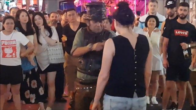 Тайланд. уличный фокусник на бангла роуд смотреть онлайн