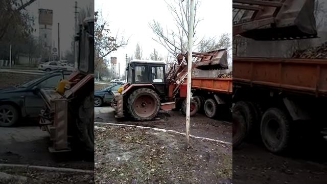 Трактор и листва смотреть онлайн