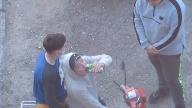 Подростки терроризируют астраханский двор смотреть онлайн