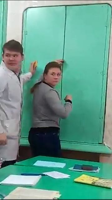 Когда пытается вскрыть шкаф и приходит преподаватель)) смотреть онлайн