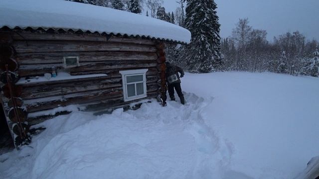 На рыбалку с ночёвкой за трофейной щукой. Тёплый охотник заходил в избушку 1 серия смотреть онлайн