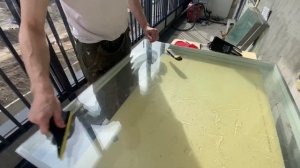 Поклейка Бронепленки на стеклопакет . Бронепленка класса А1 200 микрон