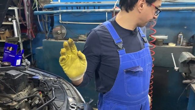 Замена подшипника узла отбора мощности на моторе Вольво 3,2. смотреть онлайн