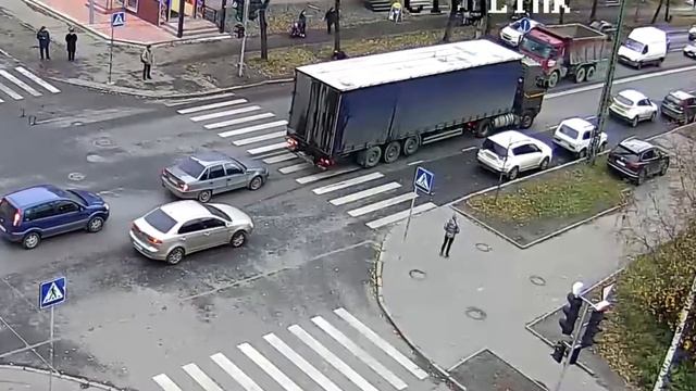 Лезет под фуру смотреть онлайн