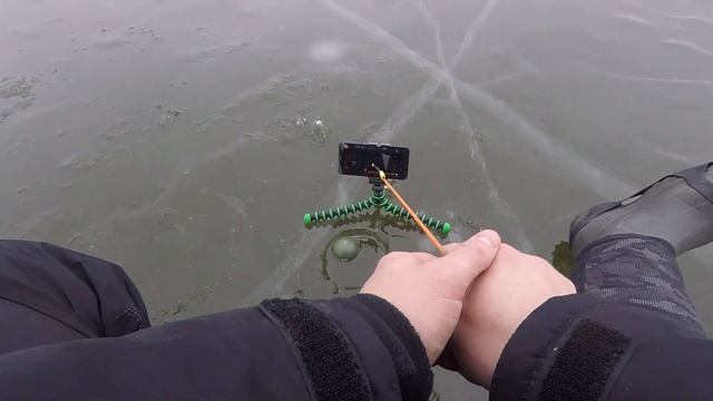 Алексей открывает свой сезон 2023 на твёрдой воде Озера Двух Труб. Рыба есть. Но погода дичь смотреть онлайн