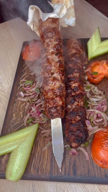 Люля-кебаб баранина чуть-чуть зажаренный #food #шашлык #мангал #баранина смотреть онлайн