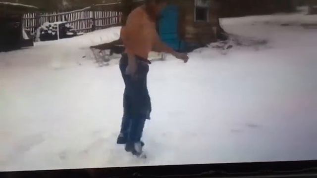 Мужик зажигает после уборки снега всем танцорам на заметку смотреть онлайн