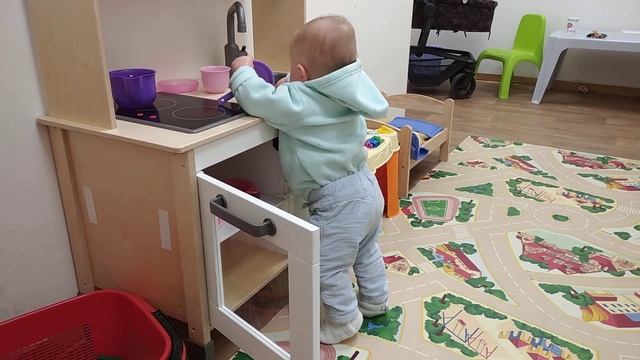 Маленькая девочка играет с детской кухней из Икеи смотреть онлайн