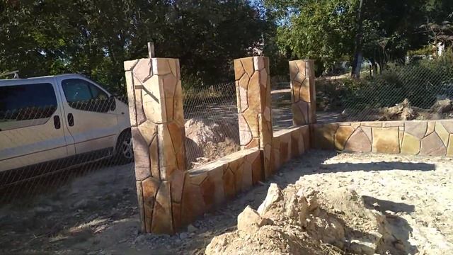 Огорожа з плиточного сірого і червоного пісковика дикою кладкою, підмурки з стопчиками