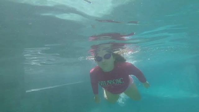 COCO IN BALI IN THE POOL смотреть онлайн