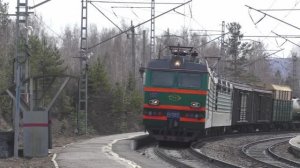 Зелёные электровозы (локомотивы) серии ВЛ с грузовым поездом | Железная дорога