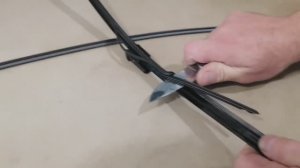 Как поменять резинку на дворниках. Замена резинки на бескаркасных дворниках за 5 минут.