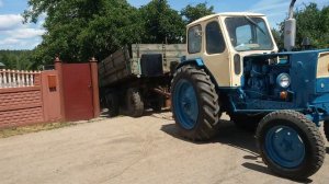 Трактор ЮМЗ-6 с прицепом маневрирование