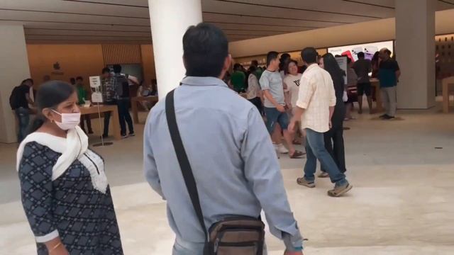 Explore the "Apple of Delhi's Eye" - My Visit to the Apple Store in Saket! смотреть онлайн