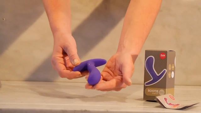 Fun Factory Bootie S, черный - Миниатюрная анальная втулка с ограничителем смотреть онлайн