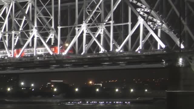 Новогодний электропоезд по мосту через реку Енисей в Красноярске смотреть онлайн