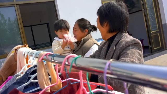 表爷爷70大寿，胖妹全家出动去放烟花吃寿桃，热热闹闹真开心【陈说美食】 смотреть онлайн