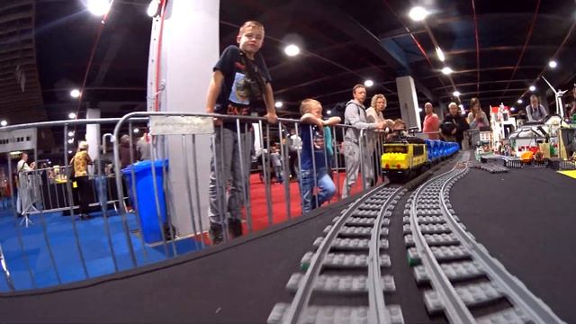 CabRide LEGO Trains next to LEGO Zoo - LEGO World 2019 смотреть онлайн