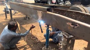 Индусы восстанавливают убитый грузовик.