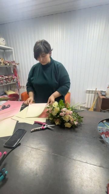 Как собрать и упаковать букет Роза и альстромерия.Заказать букет можнона сайте apflower.ru #flowers смотреть онлайн
