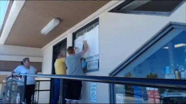 Two Minute Install: Vinyl Window Graphics смотреть онлайн