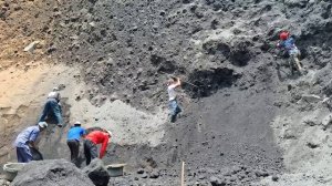 Строительство, шахтёры разбивают камни и загружают песок