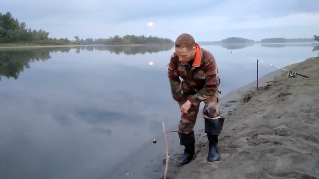 РЫБОЛОВНЫЙ БАТЛ в ШТОРМ!!! или ЩУКА на СПИННИНГ Vs ЖИВЕЦ!