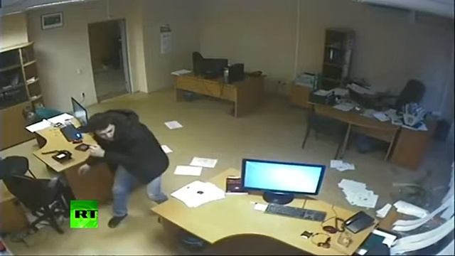 Live Dramatic CCTV: Meteorite blast wave blows out doors, windows in Russia смотреть онлайн