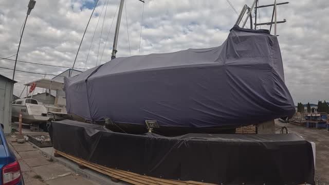 Яхта катамаран и две пачки досок