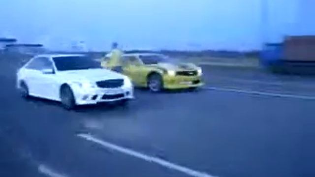 Mercedes C vs Chevrolet Camaro SS смотреть онлайн