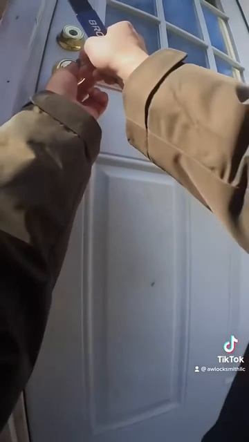 HOUSE LOCKOUT #locksmiths #lockout #emergency #insta360go2 #delco #westchesterpa #lockpicking смотреть онлайн