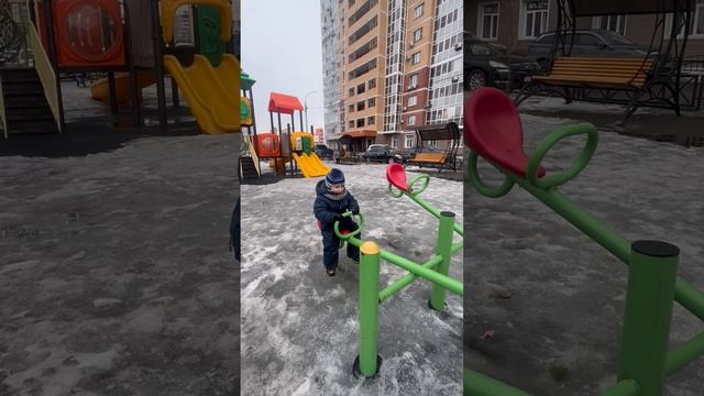 Володя играет на площадке во дворе. Володя и Максим на качеле. Володе 3,5 года. Володя на прогулке смотреть онлайн